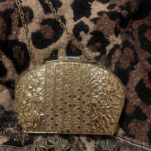 Ramla La Perle Handmade in Morocco Mother of Pearl and Brass clutch with chain - Picture 6 of 16